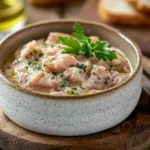 Rillette de thon maison servie sur pain grillé, parfaite pour un apéritif rapide et savoureux
